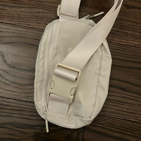 Lululemon Everywhere Belt Bag White Opal - ORIGINAL STRAP - Picture 3 of 4